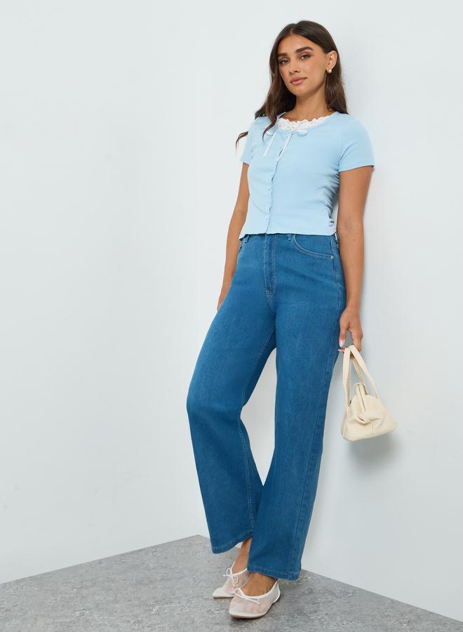 ستايلي جينز بقصة أرجل مستقيمة وتفاصيل مشطوفة - Image 4